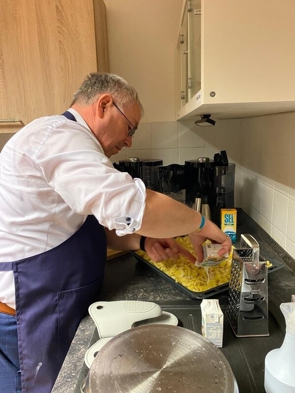 Bürgermeister Thomas Beyer kocht im Treff im Lindengarten.