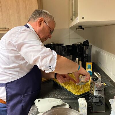 Bild vergr&ouml;&szlig;ern: Bürgermeister Thomas Beyer kocht im Treff im Lindengarten.