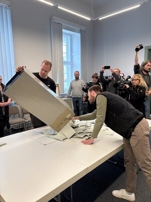 Bild vergr&ouml;&szlig;ern: Eine Wahlurne wird im Rathaus in Wismar geleert.