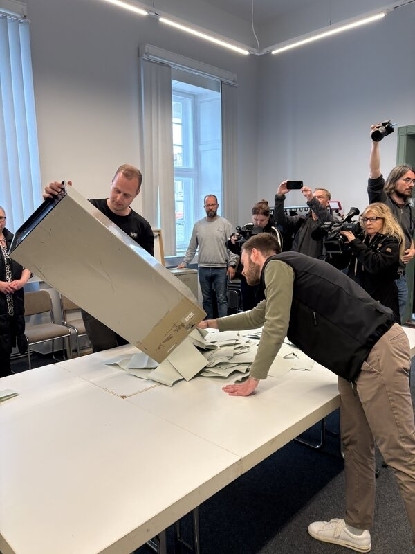 Eine Wahlurne wird im Rathaus in Wismar geleert.